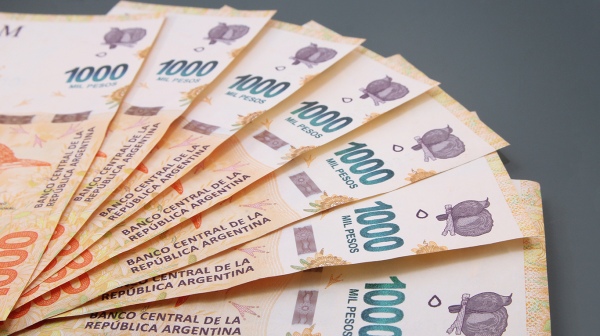 El gobierno de Alberto Fernández gastó en 2023 más de US$7.000.000 para traer billetes desde el extranjero en avión y barco