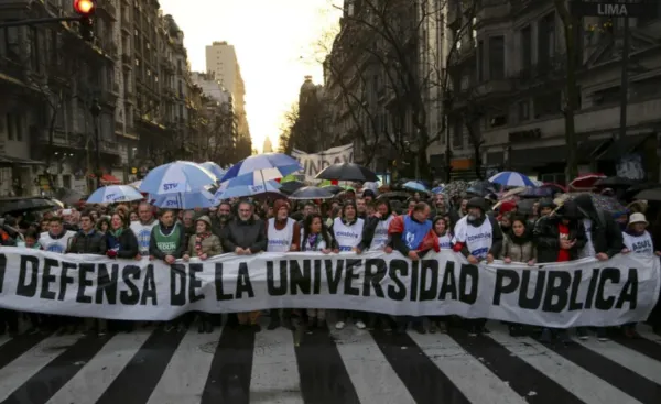 Estudiantes, opositores y la CGT marchan a Plaza de Mayo en defensa de universidades