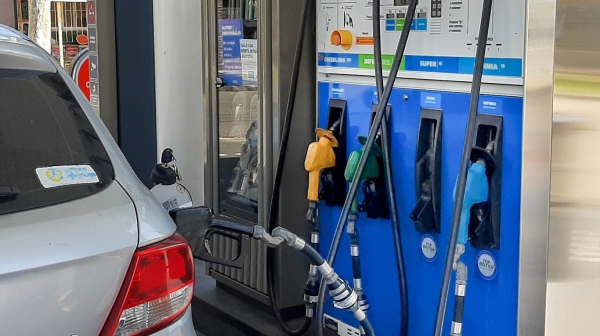 El Gobierno oficializó la postergación del aumento en el impuesto a los combustibles