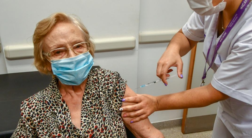 La vacunada número 1 millón en la Argentina es una mujer de 90 años