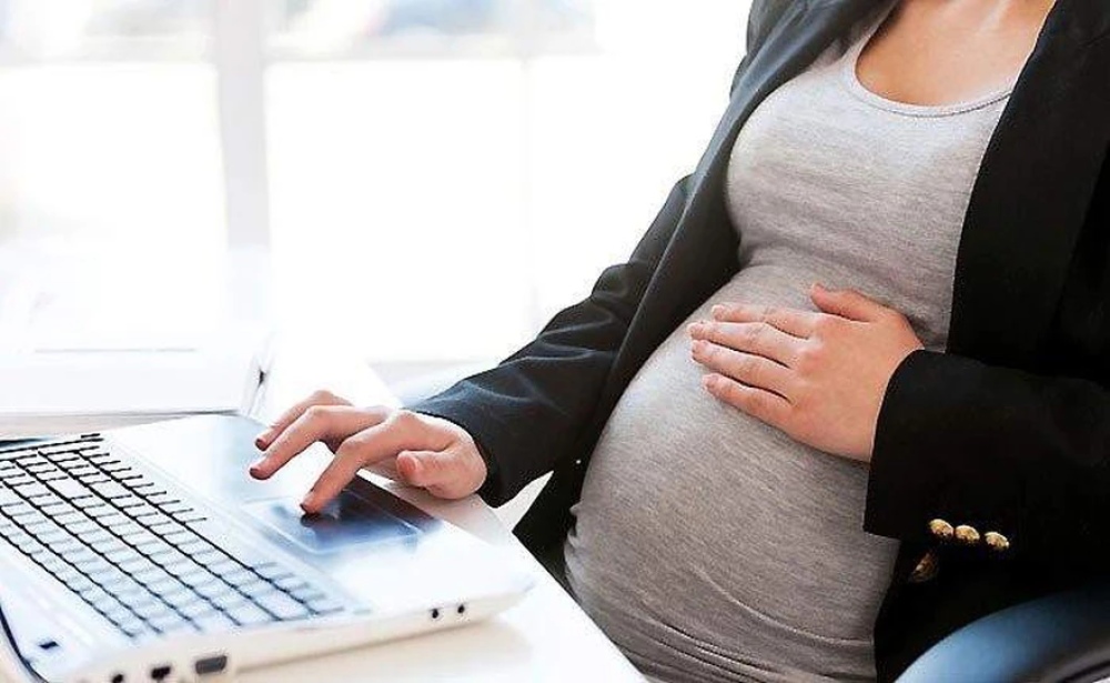 ¿Cómo cambian las licencias por maternidad con la reforma laboral del DNU?