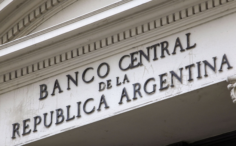 El Banco Central bajó la tasa del 110% al 80% y liberó el interés de los plazos fijos
