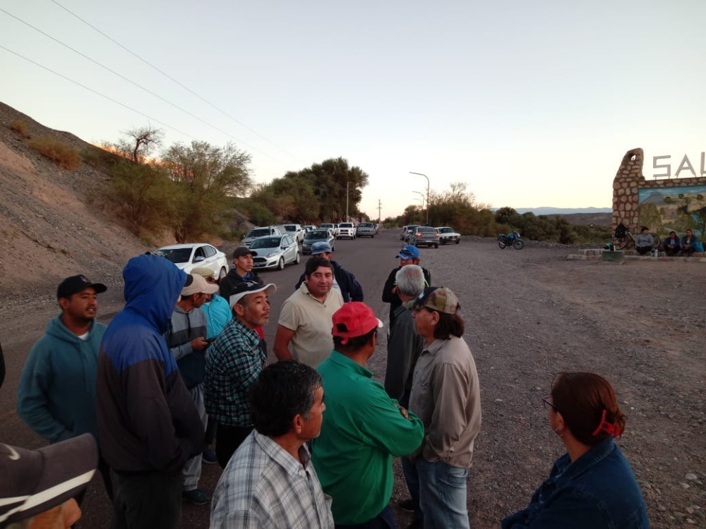 Viñateros fiambalenses cortan ruta en el ingreso a Saujíl
