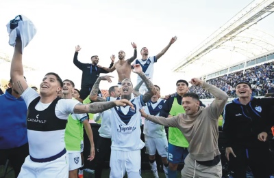 Con uno menos, Vélez venció a Argentinos por penales y es el primer finalista de la Copa de la Liga