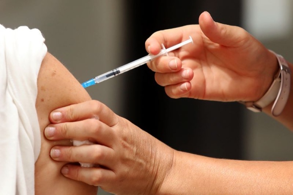 Llega al país una nueva vacuna clave para los adultos mayores: de qué se trata