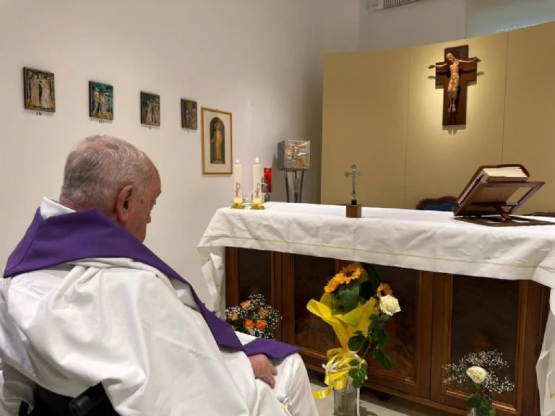 Sale a la luz la primera foto del papa Francisco durante su internación en Roma