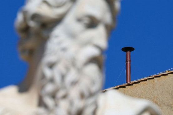 El Vaticano ya instaló la chimenea en la Capilla Sixtina para el cónclave