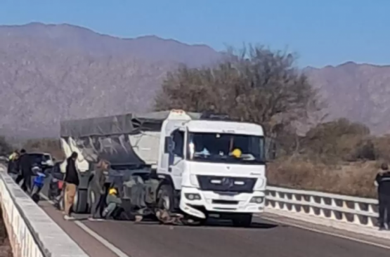 Una adolescente murió tras ser aplastada por las ruedas de un camión