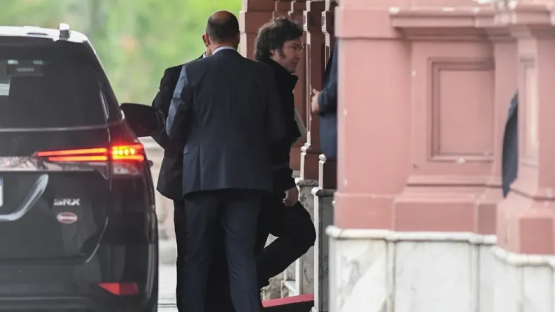 El Presidente reunió de urgencia a su gabinete y busca 