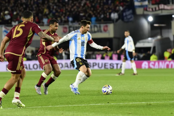 Argentina goleó a Venezuela en la despedida oficial del 10 en el país