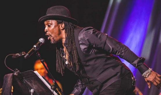 Bernard Fowler debutó en Argentina con un espectador de lujo