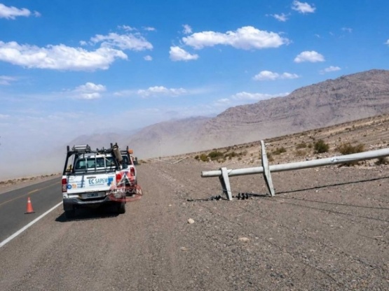 El viento zonda provocó importantes daños en el tendido eléctrico